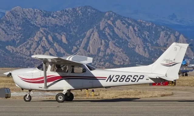 Exterior view of a 1999 Cessna 172S Skyhawk SP, N386SP.