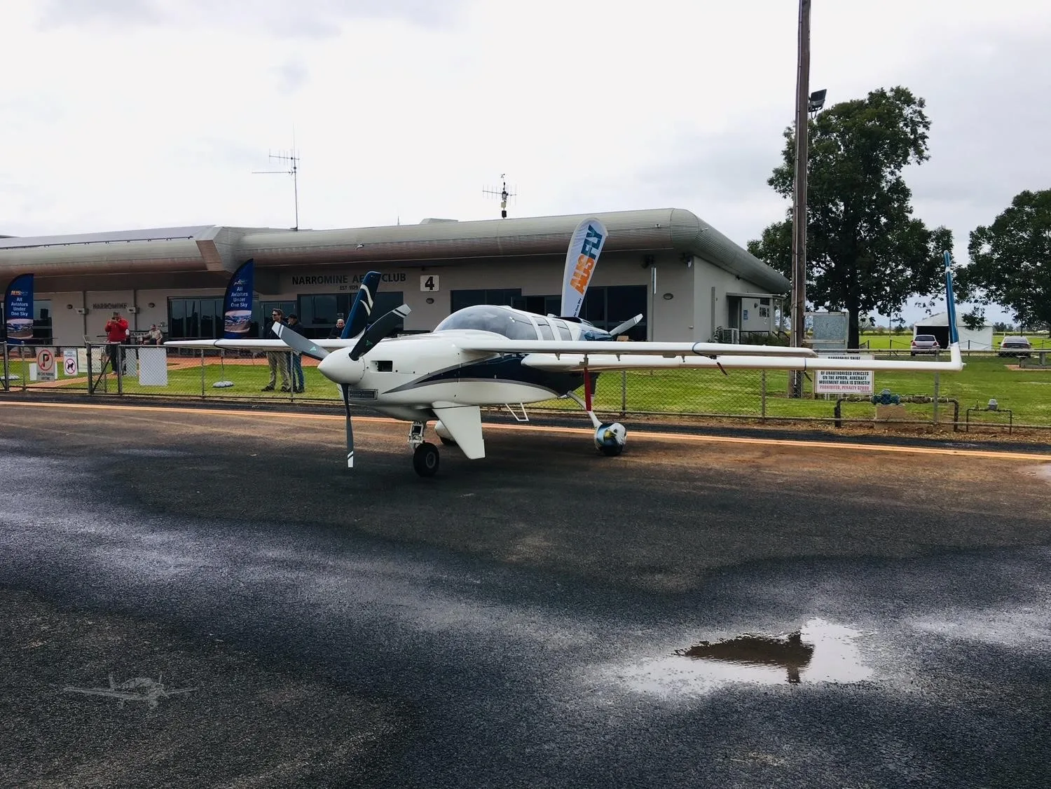Exterior view of a 1988 RUTAN DEFIANT.