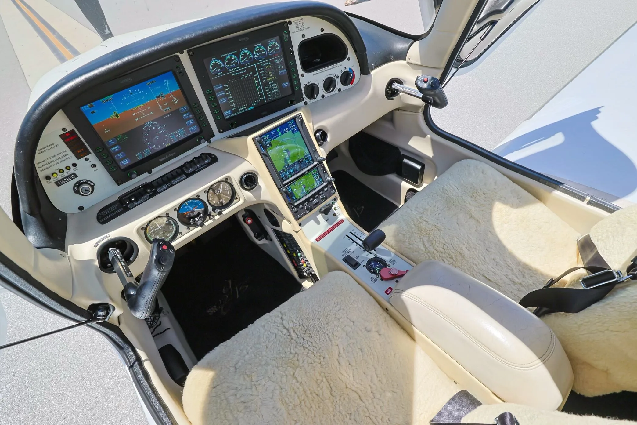Cockpit and instrument panel of a 2006 Cirrus SR22-G2 GTS.