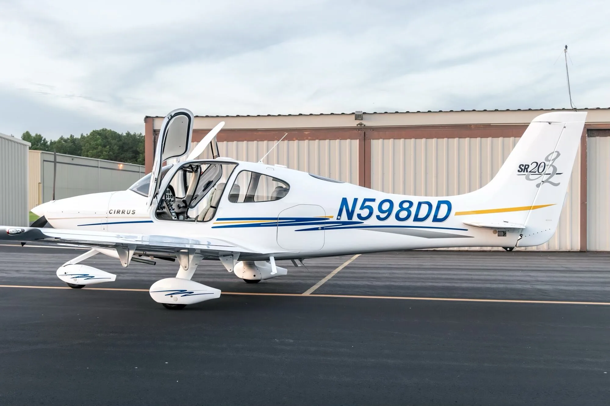 Exterior view of a 2004 Cirrus SR20-G2, N598DD.