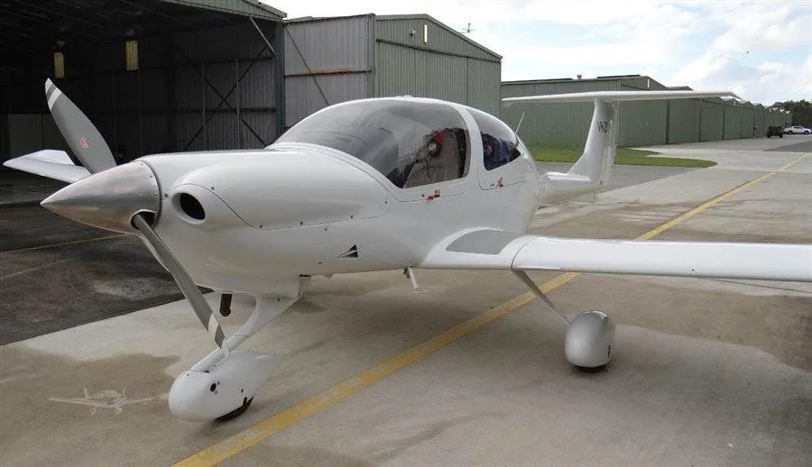 Exterior view of a 2005 DIAMOND DA40, VH-ZSI.