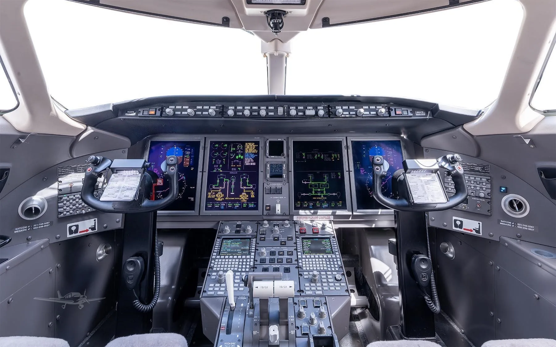 Cockpit and instrument panel of a 2007 BOMBARDIER CHALLENGER 300.