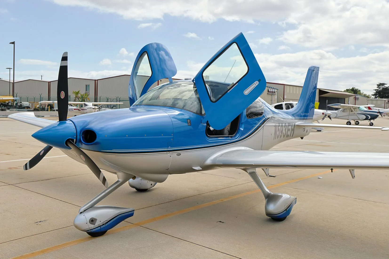 Exterior view of a 2018 Cirrus SR20 G6 Premium, N593EH.