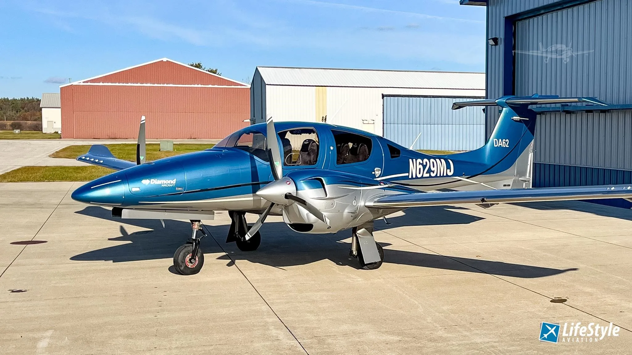 Exterior view of a 2018 DIAMOND DA62, N629MJ.