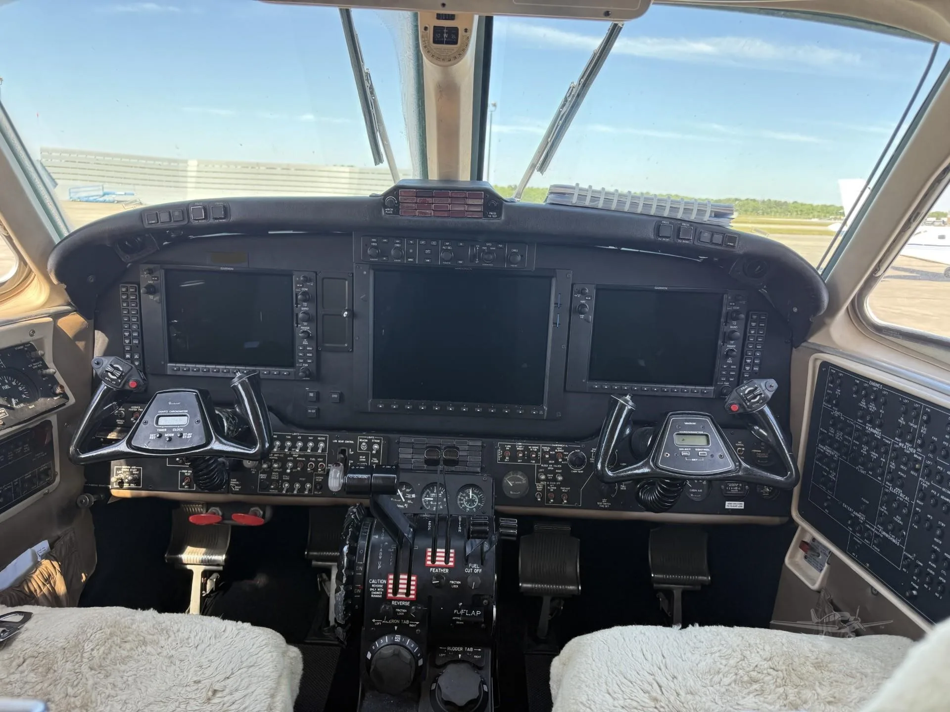 Cockpit and instrument panel of a 1987 BEECHCRAFT KING AIR B200.
