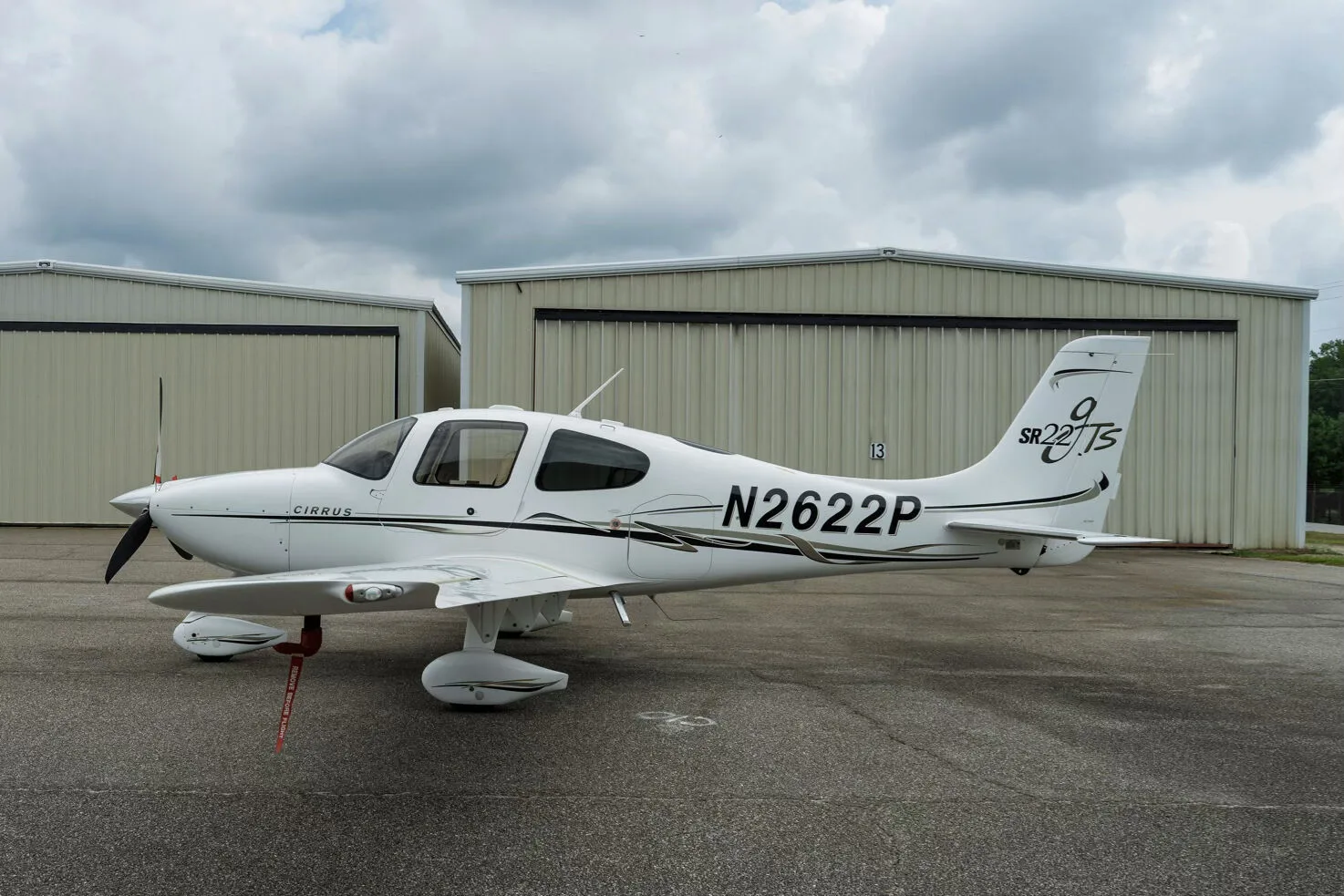 Exterior view of a 2006 Cirrus SR22-G2 GTS, N2622P.